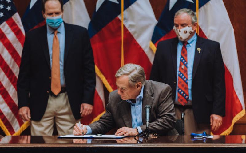 Gov. Greg Abbott signs ceremonial agreement with Sec. of Agriculture Sonny Perdue. (Photo: Office of the Governor)