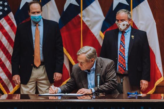 Gov. Greg Abbott signs ceremonial agreement with Sec. of Agriculture Sonny Perdue. (Photo: Office of the Governor)